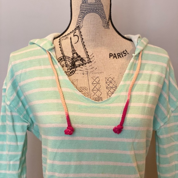 Billabong - Scoop Neck, Hooded, Pouch Pocket Sweatshirt. - Picture 3 of 6